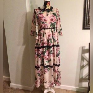 Gorgeous Vicky & Lucas floral maxi dress 🌷